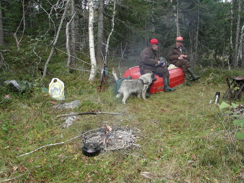 2003 Ytre Damtjonn_1.jpg - Kaffekok ved Ytre Damtjønna. Kåre og Jostein på båthvelvet